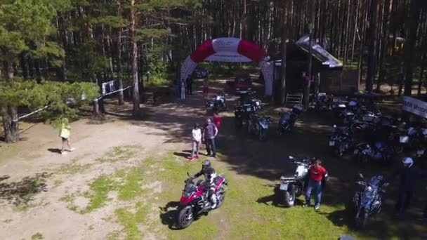 Rusia- Sochi 28 de julio de 2018: Club de motos en el bosque en un día soleado. Salón del motor — Vídeo de stock