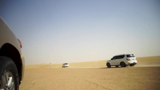 沙漠游客的 Suv 旅行。股票。一群人在越南沙漠徒步旅行时驾车离开公路车。一群朋友在沙丘沙滩上玩得很开心。真实冒险的概念 — 图库视频影像