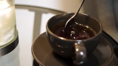Bir fincan ile karıştırılır çay. Çay ağır çekimde kaşıkla karıştırarak. Tatlı çay fincan çay ek yükü vurdu karıştırın