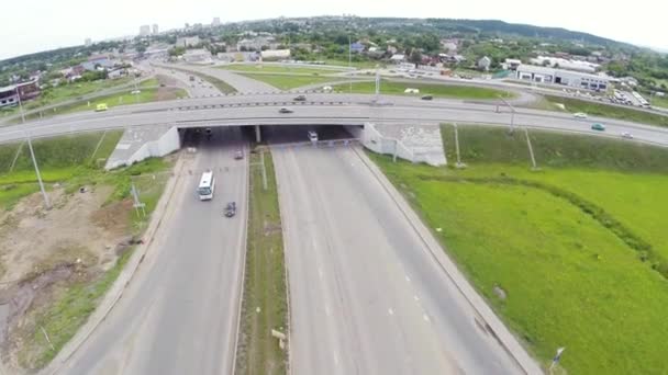 Aerial view of highway in city. Clip. Cars crossing interchange overpass. Highway interchange with traffic. Aerial birds eye photo of highway. Expressway. Traffic on modern complex road intersection — Stock Video