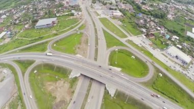 Araba yol kavşağı üzerinde hareket. Araba Otoban kavşağı trafik. Hava yoldayım. Havadan görünümü otoyol kavşağı. Otoyol geçiş yeşil alan içinde. Havadan görünümü daire yol. Hava perspektif