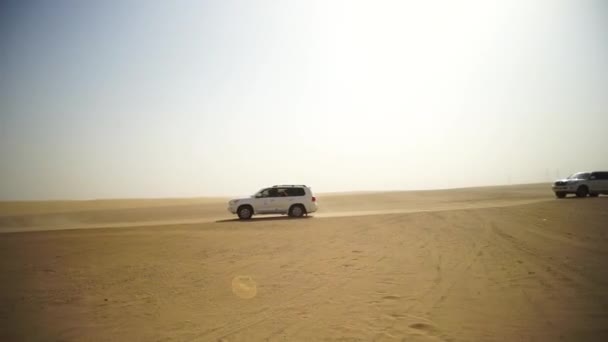 Öken Safari stadsjeepar bashing genom arabian sanddynerna. SUV tur genom Arabiska öknen — Stockvideo