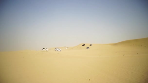 Öken Safari stadsjeepar bashing genom arabian sanddynerna. SUV tur genom Arabiska öknen — Stockvideo