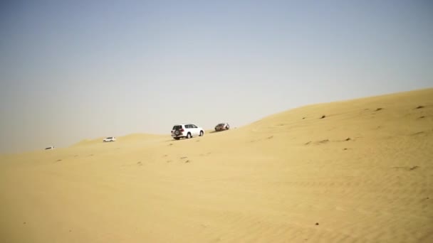 Desert Safari SUV golpeando a través de las dunas de arena árabe. Recorrido en SUV por el desierto árabe — Vídeos de Stock