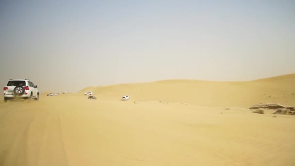 Sivatagi Safari terepjárók dagasztás az Arab homok dűnék között. Az Arab-sivatagban SUV túra — Stock videók