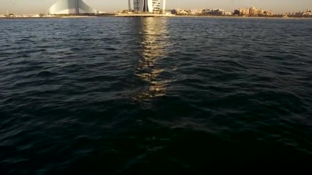 Dubai, Verenigde Arabische Emiraten-juni 2: Uitzicht op de luxe strand van Dubai en de Burj al arab. Burj Al Arab vanuit het Madinat Jumeirah, met uitzicht op het water — Stockvideo