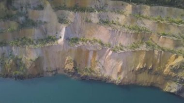 Terk edilmiş büyük taş ocağı su ile doldurulur. Küçük. Taş ocağı üstten görünüm su ile doldurulur. Mavi ve saf su ile dolu eski bir taş ocağı