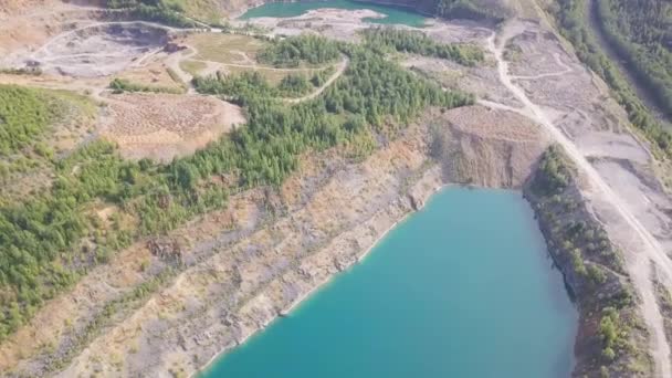 Luchtfoto van de blauwe meren en groene gras op een zonnige zomerdag. Clip. Mooie bovenaanzicht van het blauwe meer op een zonnige dag — Stockvideo