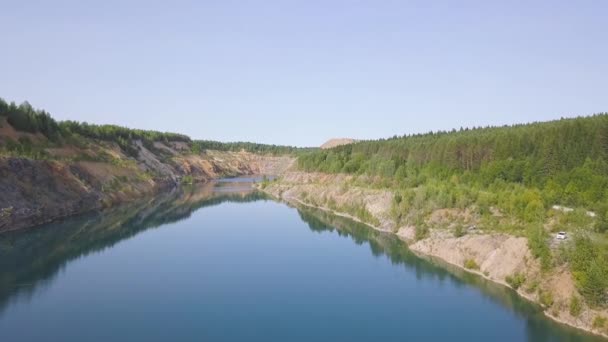 Krásný slunečný den v horské krajině. Klip. Modré jezero za slunečného dne — Stock video