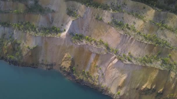 Abandonada grande pedreira cheia de água. Clipe. Vista superior da pedreira cheia de água. Uma velha pedreira cheia de água azul e pura — Vídeo de Stock