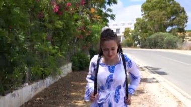 Tropik Road yürüyen kadın. Yol yürüyüş güzel kadın gezgin