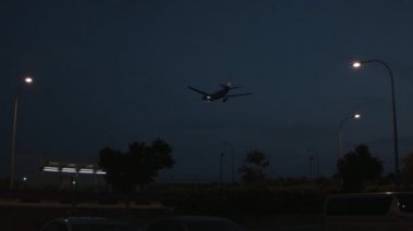 Gece manzarası. Vurdu. Yolcu uçağı ele gece deniz. Uçak gece deniz iniyor