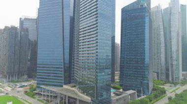 Çatı üzerinden renkli cityscape Singapur. Vurdu. Futuristik gökdelen. Singapur Finans Merkezi gökdelenler ile üstten görünüm