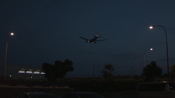 Noční krajina. Střela. Osobní letadlo nad noční moře. Letadlo je přistání v noci nad mořem — Stock video