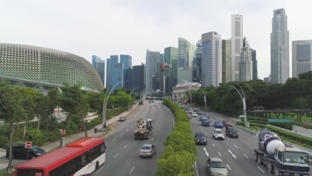 Singapur - červen, 2018: Městský provoz. Střela. Provoz ve městě během dne. Pohyb automobilů ve městě — Stock video