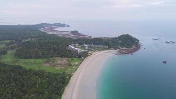 Top view of hotel by the sea in Singapore. Shot. Beautiful Sunny day to relax. Sandy beach on the beach surrounded by forest — Stock Video