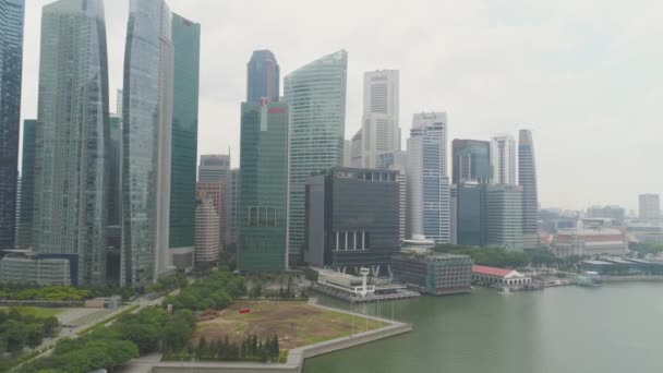 2018 年 6 月、シンガポール: シンガポールのマリーナベイ金融センター。ショット。それは 3 つのオフィス タワー、2 つの住宅タワーとアット マリーナ ベイ リンク モール小売りスペースで構成されます。平面図、 — ストック動画
