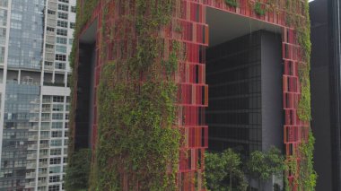 Singapur kırmızı güzel otelin bahçeleri asılı. Vurdu. Singapur yeşil bina kırmızı üstten görünüm