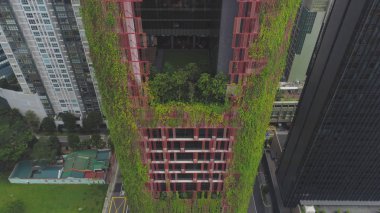 Gün boyunca üstten görünüm Oasia otelin Singapur. Vurdu. Oasia otel otel Singapur. Bahçeleri bir bina Singapur üzerinde asılı