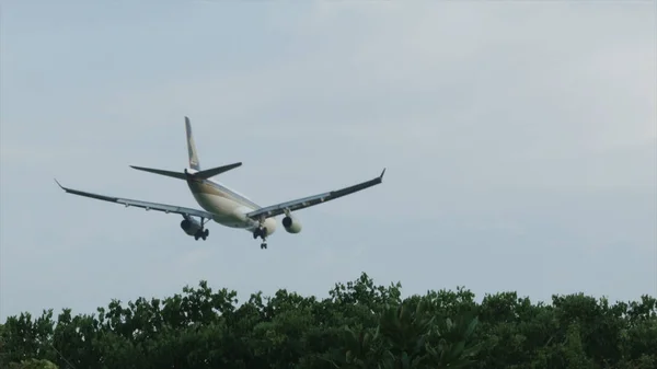 Vista inferior del avión despegar por encima del parque de la ciudad volando entre el cielo azul claro. Le dispararon. Avión de vuelo bajo sobre el Parque — Foto de Stock