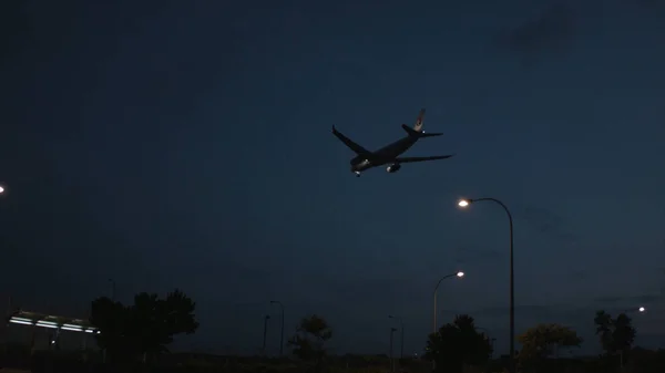 Nachtlandschaft. Schuss. Passagierflugzeug über Nacht Meer. Flugzeug landet nachts über dem Meer — Stockfoto