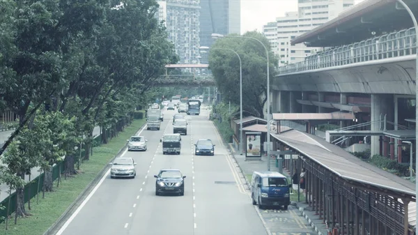 SINGAPOUR - Juin, 2018 : Circulation urbaine. Fusillade. Trafic dans la ville pendant la journée. Mouvement des voitures dans la ville — Photo