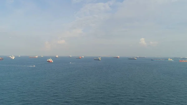 Rohöltanker und LPG-Verladung im Hafen mit Blick auf das Meer von oben. Schuss. Landschaft aus der Vogelperspektive von Frachtschiffen, die in einen der verkehrsreichsten Häfen der Welt einlaufen, singapore — Stockfoto