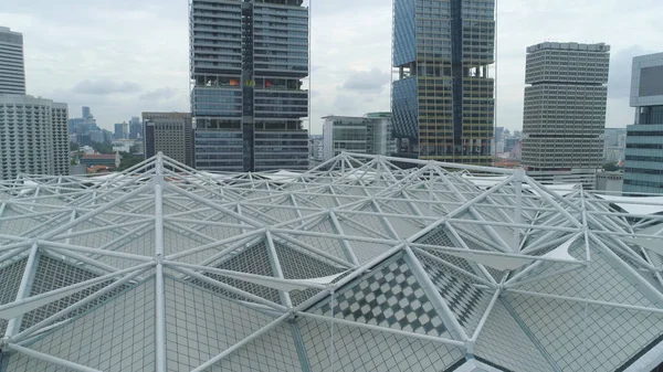 Ovanifrån av den moderna arkitekturen av den staden i Singapore. Skott. Tak av hus med moderna stadslivet — Stockfoto