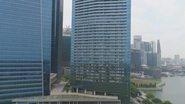 Színes városkép-Szingapúr-tetőn. Lövés. Futurisztikus felhőkarcolók. Felhőkarcoló a szingapúri pénzügyi központ felülnézete — Stock Fotó