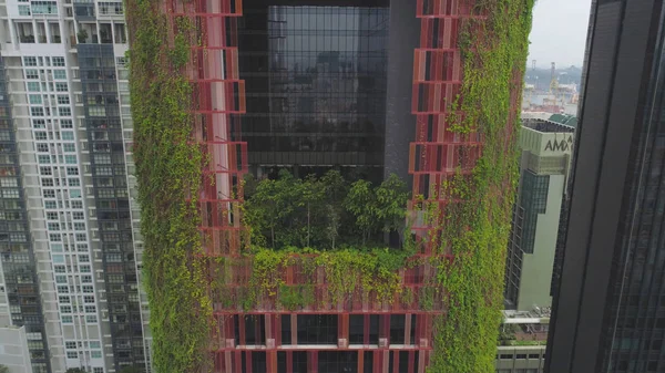 Blick von oben auf das Oasia Hotel in Singapore während des Tages. Schuss. Hotel in Singapore mit Oasia-Hotel. hängende Gärten an einem Gebäude in Singapore — Stockfoto