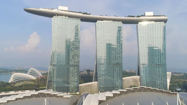Pohled shora na slavný hotel v Singapuru. Střela. Marina Bay Sands je jedním z nejslavnějších luxusní hotel v Singapuru s dech beroucí pohled na město z vrcholu — Stock fotografie