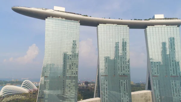 Vue de dessus du célèbre hôtel à Singapour. Fusillade. Marina Bay Sands est l'un des hôtels de luxe les plus célèbres de Singapour avec une vue imprenable sur la ville depuis le sommet — Photo