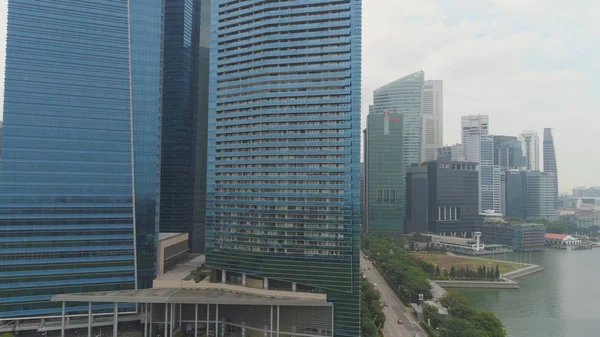 SINGAPOUR - Juin 2018 : Le Marina Bay Financial Centre à Singapour. Fusillade. Il se compose de trois tours de bureaux, deux tours résidentielles et un espace de vente au détail au Marina Bay Link Mall. Vue du dessus de la — Photo