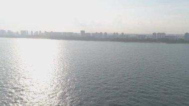 Tropikal bir ülkenin sahile üstten görünüm denizden. Vurdu. Deniz kenarındaki sıcak güneşli