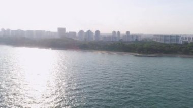 Tropikal bir ülkenin sahile üstten görünüm denizden. Vurdu. Deniz kenarındaki sıcak güneşli