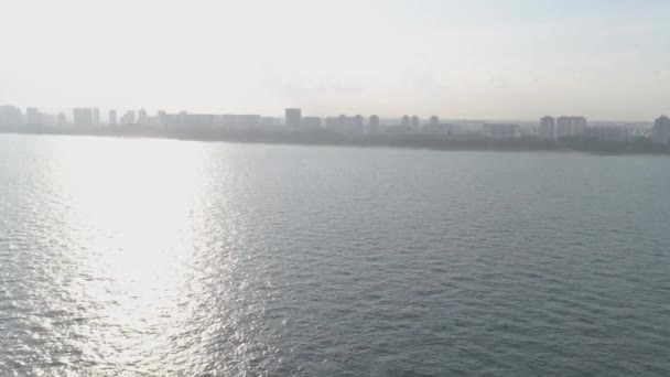 Blick von oben vom Meer auf die Küste eines tropischen Landes. Schuss. sonniger heißer Tag am Meer — Stockvideo