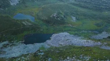 Dağ hava oda. Küçük. Dağ manzarası ile muhteşem gölet güzel Panoraması. Bir quadcopter bir dağ Gölü üzerinde uçan.