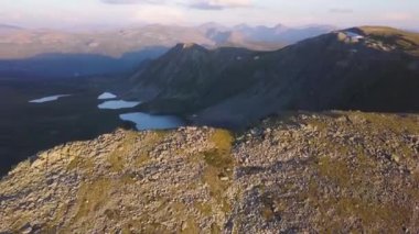 Dağ hava oda. Küçük. Dağ manzarası ile muhteşem gölet güzel Panoraması. Bir quadcopter bir dağ Gölü üzerinde uçan.
