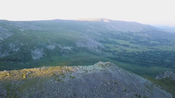 Pemandangan awan dari panorama pegunungan tinggi di atas awan Drone terbang di atas awan di atas pegunungan dalam pandangan Aerial musim panas di atas kabut. Terbang di pegunungan seperti burung melalui awan . — Stok Video