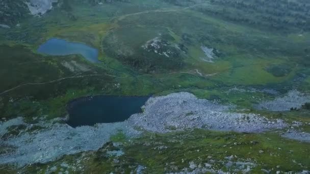 Hegyi tó légifelvételek. Klip. Gyönyörű panoráma a hegyi táj, a csodálatos tó. Egy quadcopter repül egy hegyi tó. — Stock videók