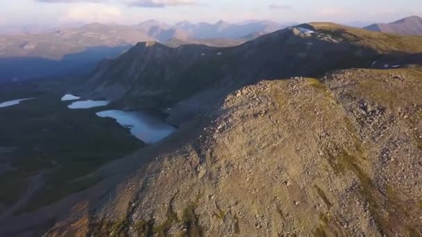 Letecký pohled na vrchol hory s pozadím jezero. Úžasné hory krajina s rybníky — Stock video