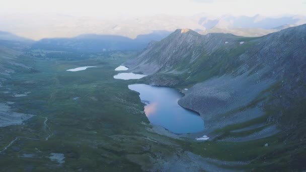 Vista aérea en la cima de la montaña con el fondo del lago. Increíble paisaje de montañas con estanques — Vídeos de Stock