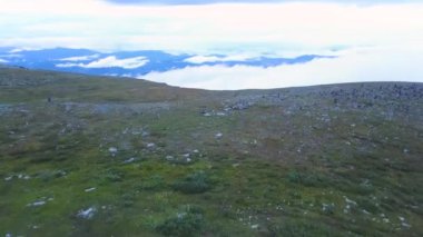 Yüksek dağ dağ panorama bulutlar Drone üzerinde sinek bulutların üzerinde bulutlar görünümünü bulutlar dağların üzerinden yazın hava görünümünü yukarıda sis. Uçuş dağlarda bulut ile kuş gibi.