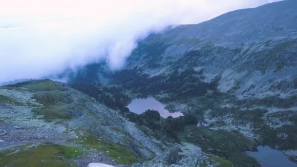 Gunung danau pandangan udara. Jepit. Indah panorama lanskap gunung dengan kolam menakjubkan. Menerbangkan quadcopter di atas danau pegunungan . — Stok Video
