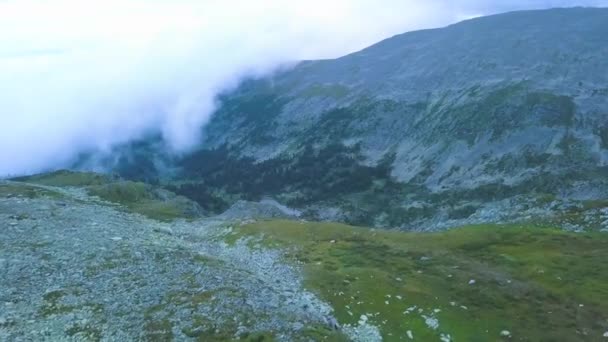 Vista aerea sulla vetta montuosa con sfondo lago. Incredibile paesaggio di montagna con stagni — Video Stock