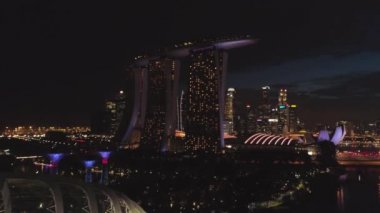 Gece şehir alanında aşağı hava görünümünü Singapur. Vurdu. Gece tarafından Singapur üstten görünüm