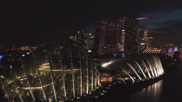 Vista aérea de Singapur por la zona de la ciudad por la noche. Le dispararon. Vista superior de Singapur por la noche — Vídeos de Stock