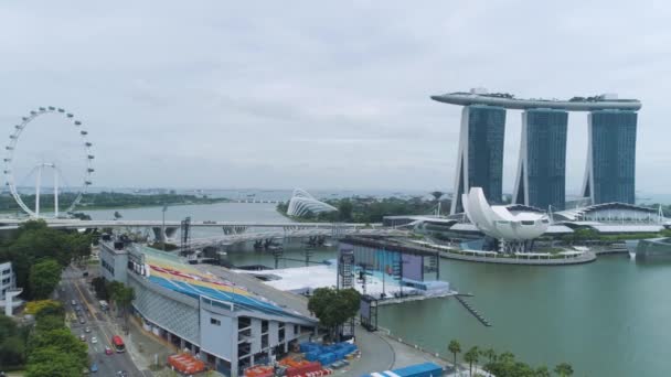 Panorama del hotel con noria en Singapur. Le dispararon. Elementos de diseño del complejo de ruedas de observación Singapore Flyer — Vídeo de stock