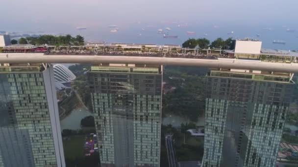 Blick von oben auf das berühmte Hotel in Singapore. Schuss. Marina Bay Sands ist eines der berühmtesten Luxushotels in Singapore mit atemberaubendem Blick auf die Stadt von oben — Stockvideo