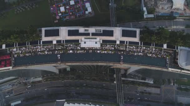 Marina Bay Sands otelinin üstten görünüm. Vurdu. Sabahın erken saatlerinde, Singapur yeni Marina Bay Sands Hotel'deki çatı üst havuzundan görüntülemek — Stok video